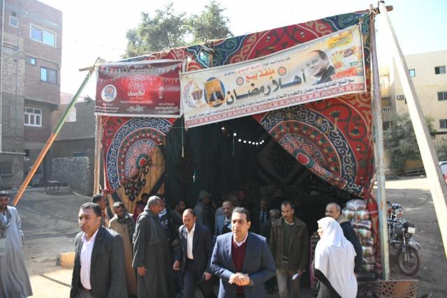 نائب محافظ قنا يتفقد معرض " أهلا رمضان "