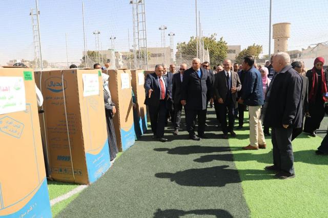 محافظ الوادي الجديد يُسلّم أجهزة كهربائية للفتيات المقبلات على الزواج ويتفقد عمل القافلة الطبية بمركز حسن حلمي