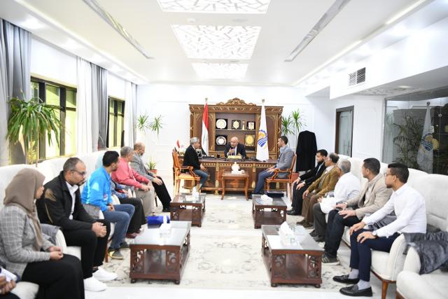 محافظ قنا يكرم مشرفي وحدة القسطرة القلبية