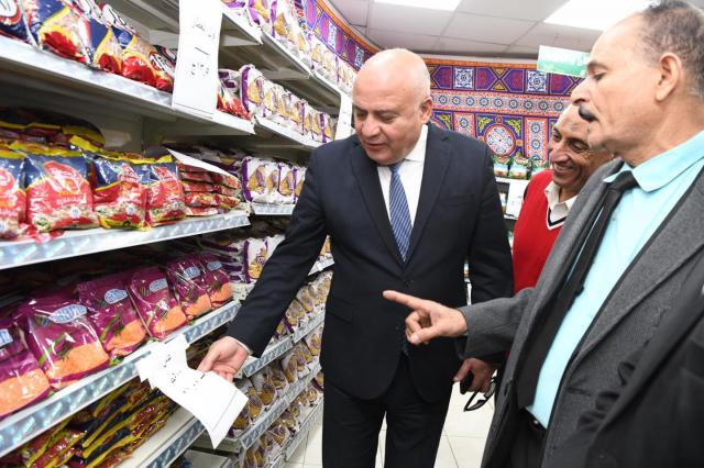 جولة محافظ قنا