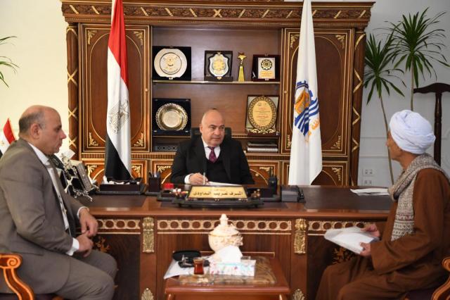 محافظ قنا يستقبل المواطنين