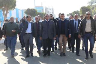وزير التنمية المحلية يتفقد مشروعات...