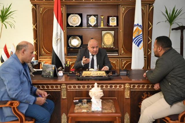 محافظ قنا يستقبل المواطنين