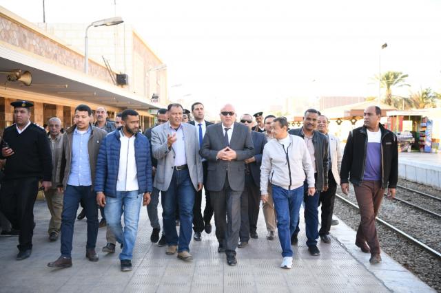 محافظ قنا يتفقد محطة سكة حديد قنا