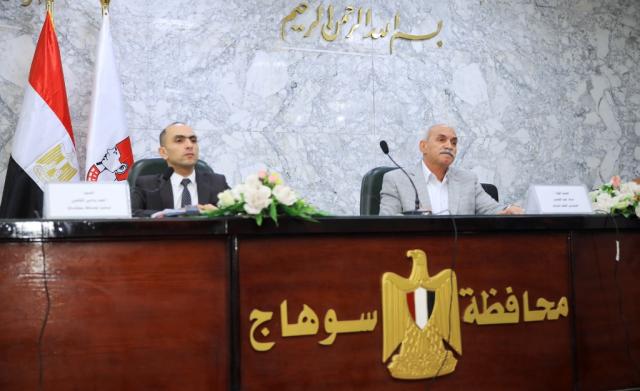 نائب محافظ سوهاج خلال الاجتماع