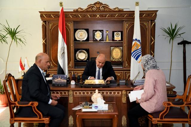 محافظ قنا يستقبل المواطنين