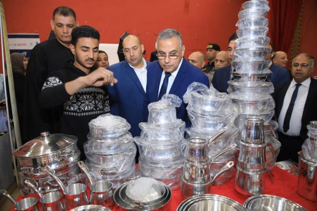 محافظ سوهاج يفتتح معرض منتجات الشباب