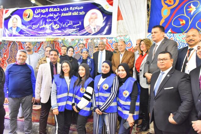 محافظ أسيوط يفتتح معرض بيع المواد والسلع الغذائية