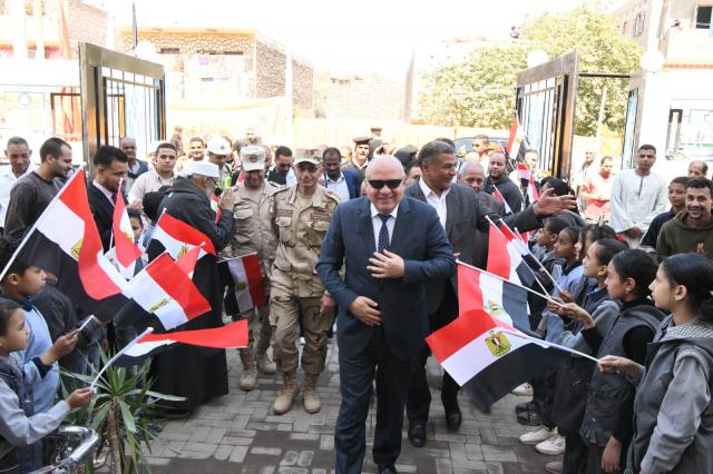 جولة محافظ قنا