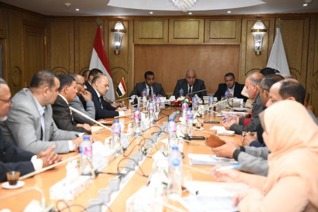 محافظ قنا خلال الاجتماع