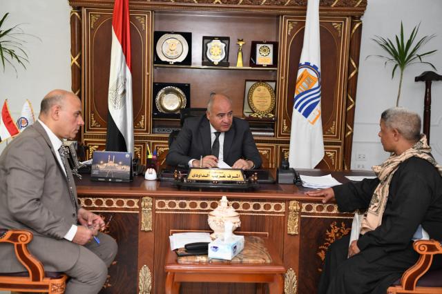 محافظ قنا يستقبل المواطنين