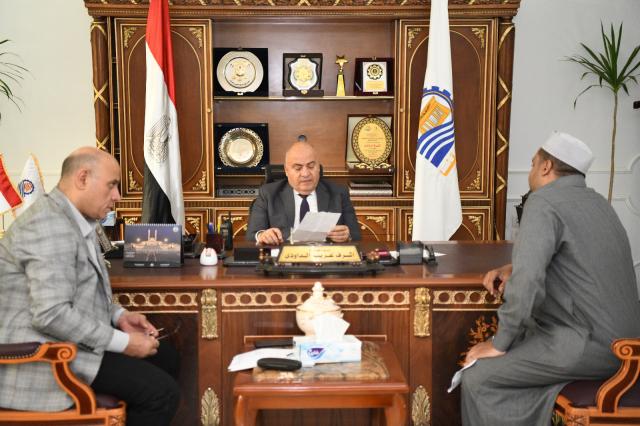 محافظ قنا يستقبل عددا من المواطنين
