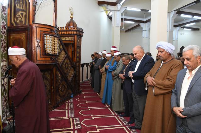 محافظ قنا يفتتح مسجد الفتح