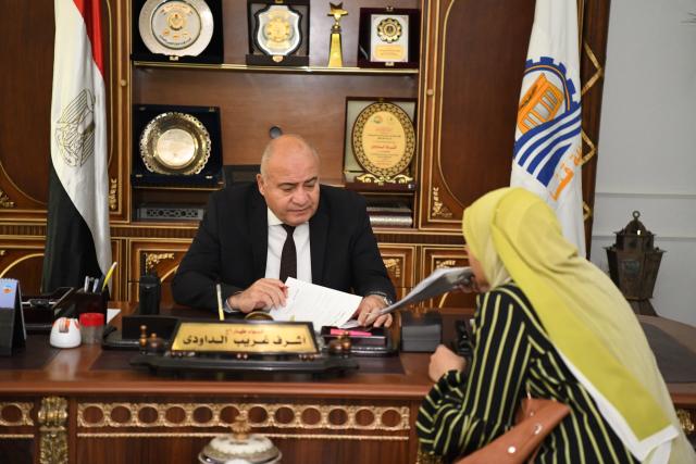 محافظ قنا يستقبل عددا من المواطنين