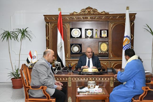 محافظ قنا يستقبل المواطنين