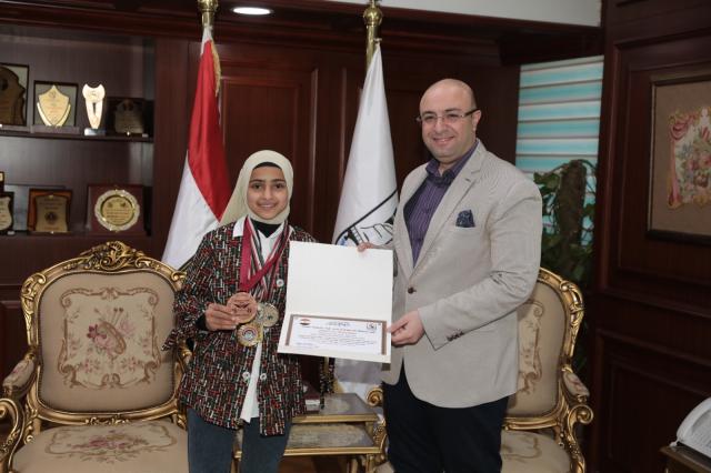 محافظ بني سويف يكرم اللاعبة بسمة