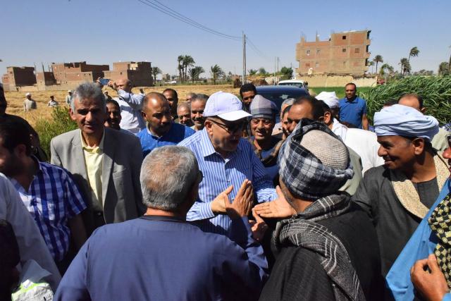 محافظ أسيوط يتفقد حصاد محصول القمح بمركز أبوتيج