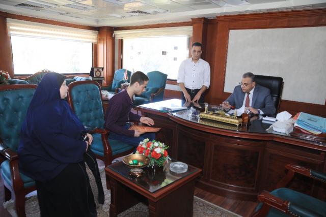 محافظ سوهاج يستقبل المواطنين