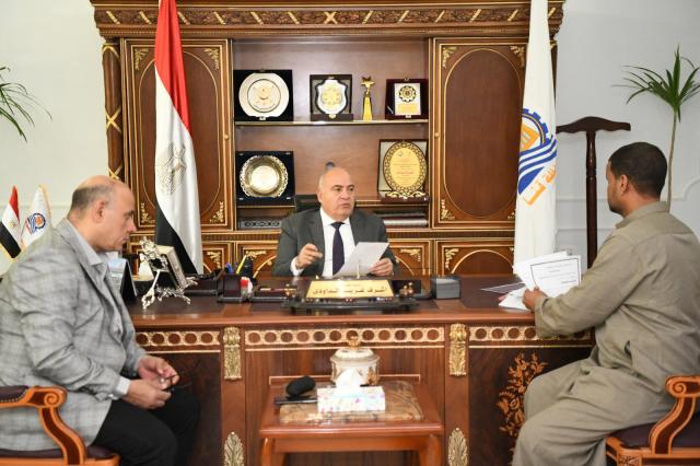 محافظ قنا يواصل إستقبال المواطنين