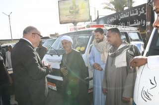 محافظ قنا يتفقد مجمع مواقف...