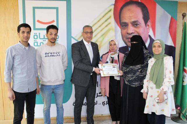 محافظ الفيوم يكرم الأمهات المثاليات