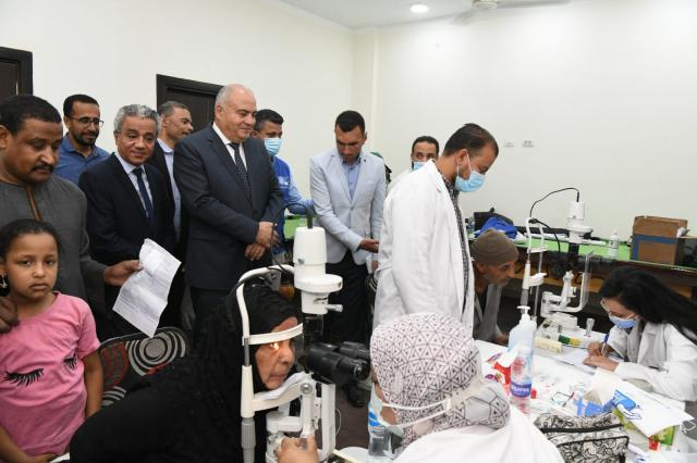 محافظ قنا يتفقد القافلة الطبية