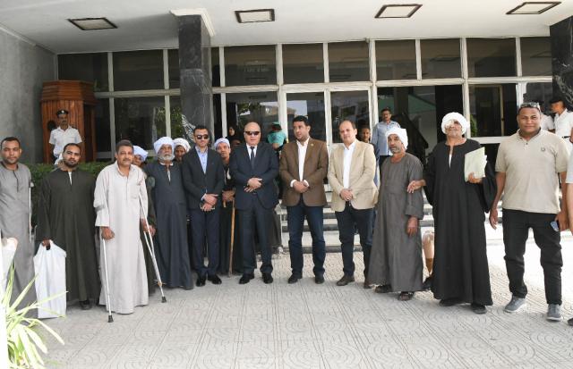 محافظ قنا يستقبل 15 مواطن من ذوى الهمم