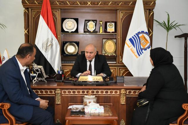 محافظ قنا يستقبل المواطنين
