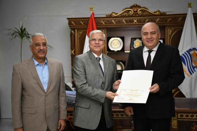 محافظ قنا يكرم مسئولي إدارة التعاون بالديوان العام