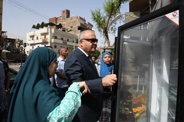 جولة محافظ قنا
