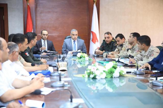 محافظ سوهاج خلال الاجتماع