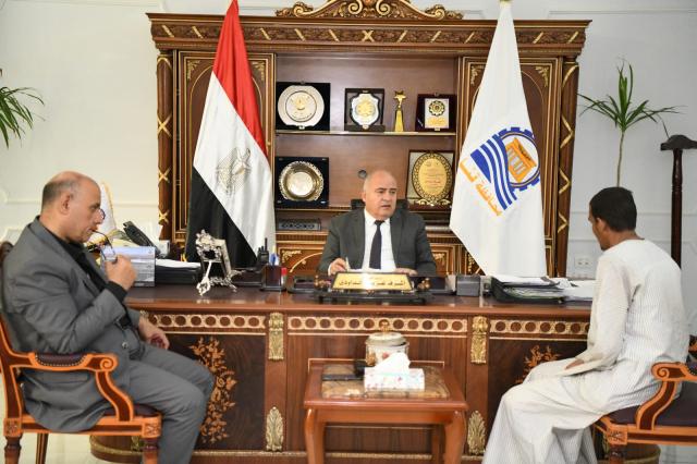 محافظ قنا يستقبل المواطنين