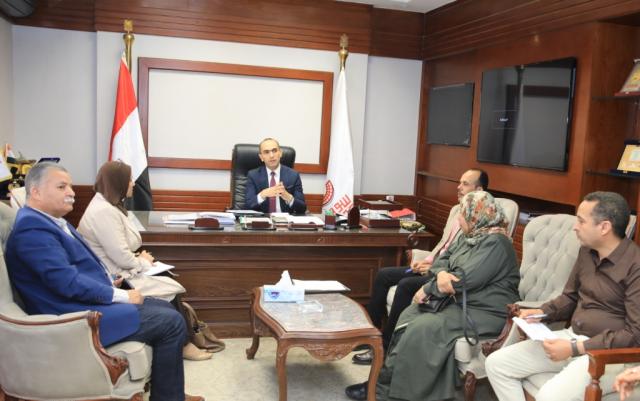 نائب محافظ سوهاج خلال الاجتماع