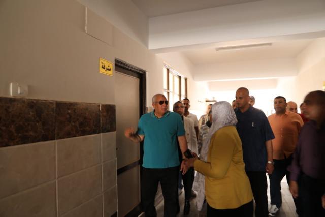محافظ الوادي الجديد يتفقد عددا من المدارس