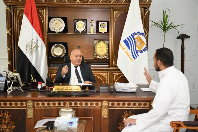 محافظ قنا يستقبل المواطنين
