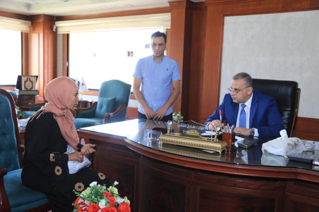 محافظ سوهاج يستقبل المواطنين