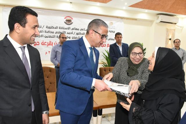 محافظ الفيوم يُسلِّم جوازات السفر وملابس الإحرام