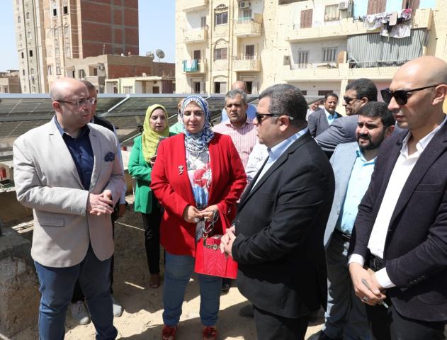 محافظ بني سويف يتفقد محطة الطاقة الشمسية