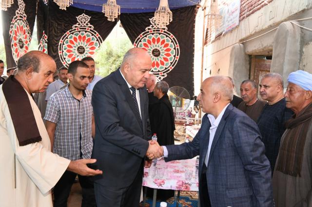 محافظ قنا يؤدى واجب العزاء