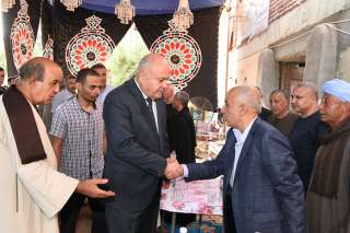 محافظ قنا يؤدى واجب العزاء...