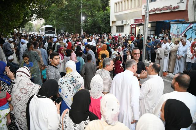 محافظ قنا يودع حجاج الجمعيات