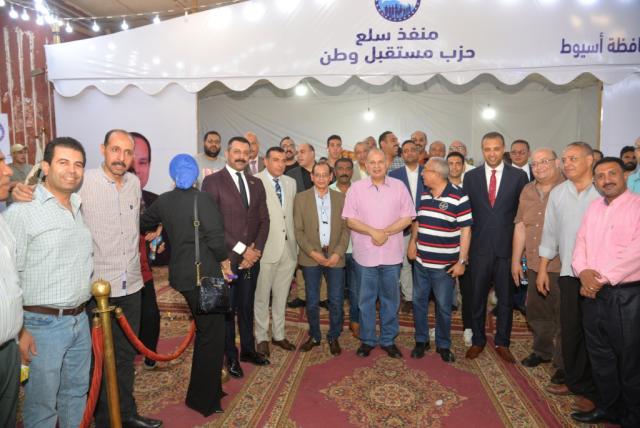 محافظ أسيوط يفتتح معرض