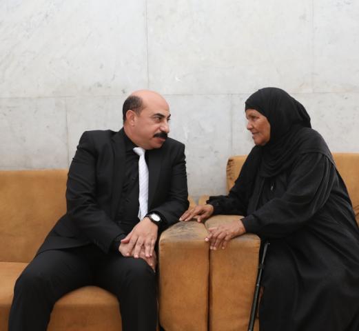 محافظ أسوان يستمع لمطالب المواطنة ثريا عبد المتعال