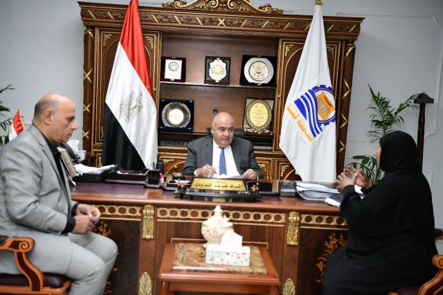 محافظ قنا يواصل استقبال المواطنين