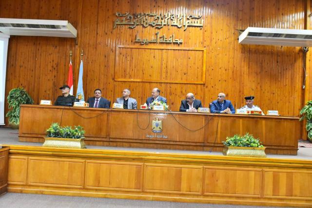 محافظ أسيوط خلال الاجتماع