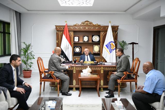 محافظ قنا خلال الاجتماع