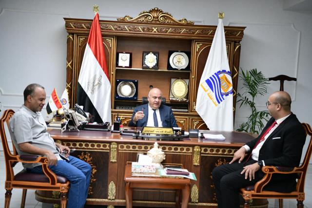 محافظ قنا خلال الاجتماع