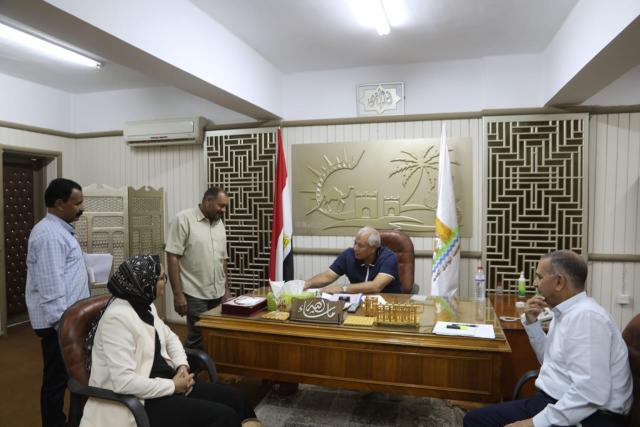 محافظ الوادي الجديد يلتقي المواطنين