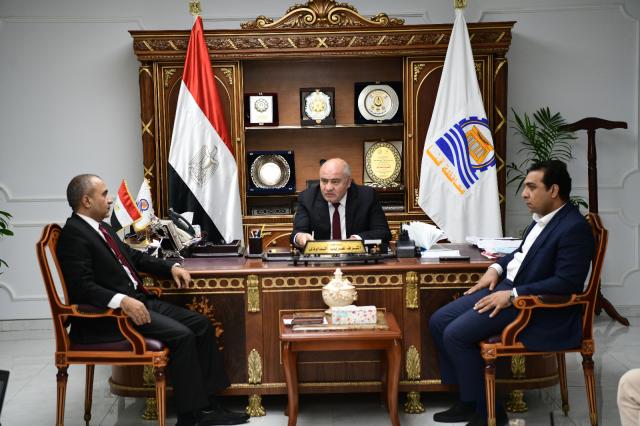 محافظ قنا خلال الاجتماع