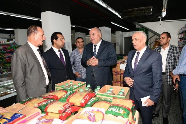 محافظ قنا يفاجئ عددا من المحال التجارية بدشنا